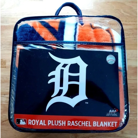 Detroit Tigers Royal Plush Raschel Throw Blanket 60” x 80” Carry Zipper bag - Picture 2 of 5